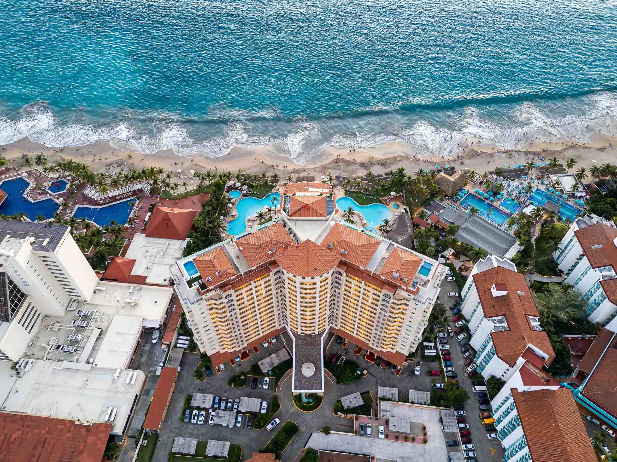 Foto de dron Bay View Grand en Ixtapa Zihuatanejo Foto de real estate y arquitectura